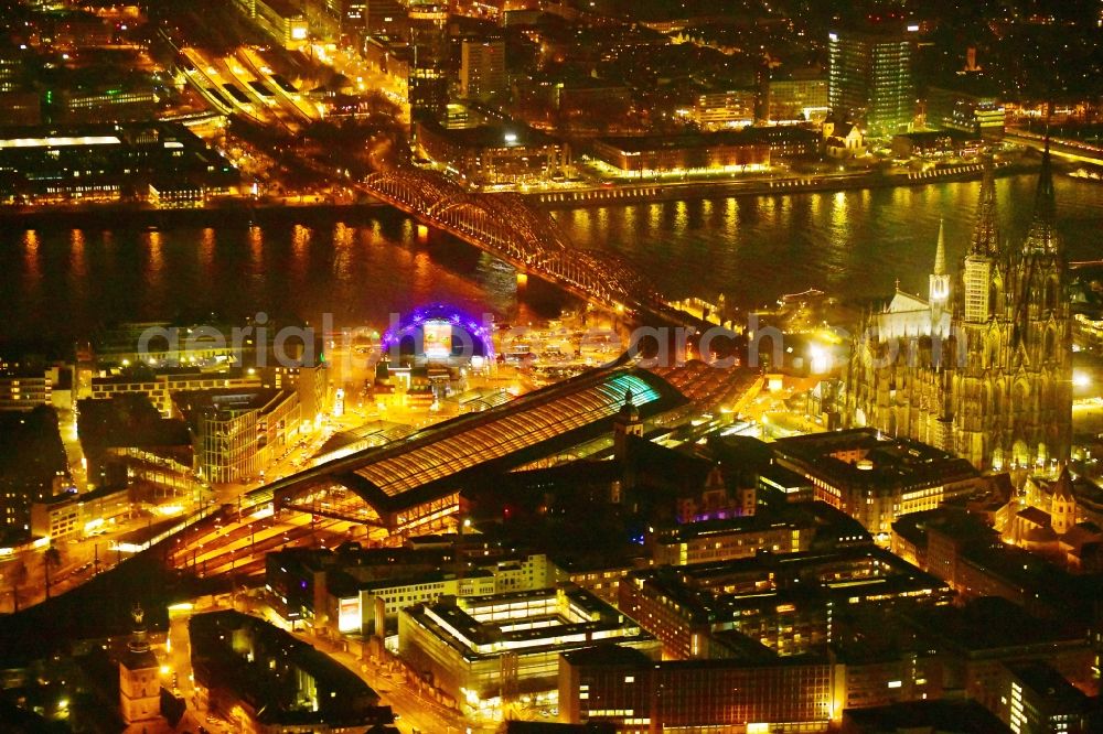 Köln at night from the bird perspective: Night lighting track progress and building of the main station of the railway in the district Innenstadt in Cologne in the state North Rhine-Westphalia, Germany