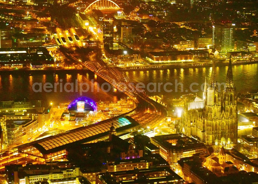 Aerial photograph at night Köln - Night lighting track progress and building of the main station of the railway in the district Innenstadt in Cologne in the state North Rhine-Westphalia, Germany