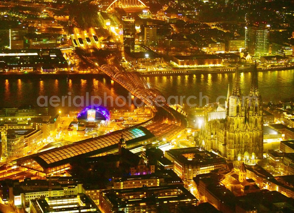 Aerial image at night Köln - Night lighting track progress and building of the main station of the railway in the district Innenstadt in Cologne in the state North Rhine-Westphalia, Germany