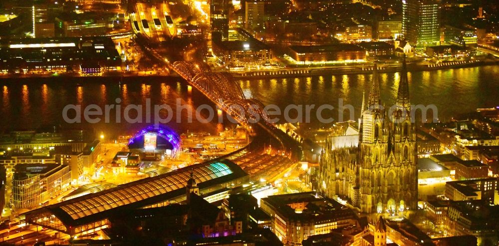 Köln at night from the bird perspective: Night lighting track progress and building of the main station of the railway in the district Innenstadt in Cologne in the state North Rhine-Westphalia, Germany