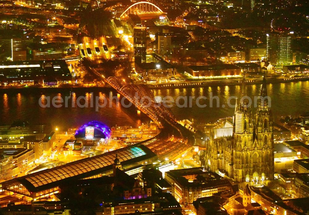 Aerial photograph at night Köln - Night lighting track progress and building of the main station of the railway in the district Innenstadt in Cologne in the state North Rhine-Westphalia, Germany