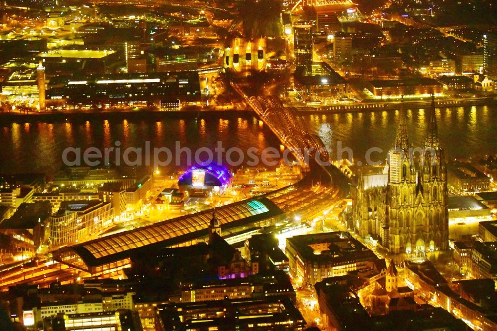 Aerial image at night Köln - Night lighting track progress and building of the main station of the railway in the district Innenstadt in Cologne in the state North Rhine-Westphalia, Germany