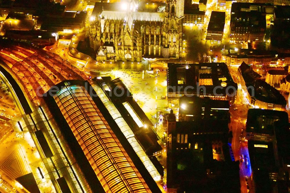 Köln at night from the bird perspective: Night lighting track progress and building of the main station of the railway in the district Innenstadt in Cologne in the state North Rhine-Westphalia, Germany