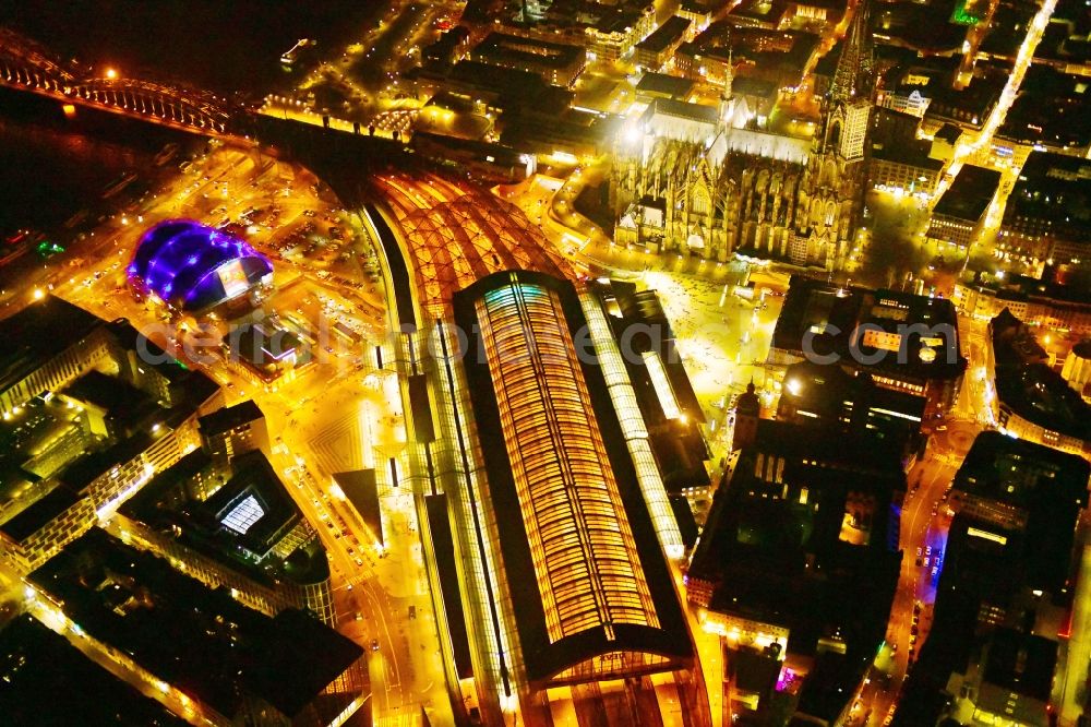 Aerial photograph at night Köln - Night lighting track progress and building of the main station of the railway in the district Innenstadt in Cologne in the state North Rhine-Westphalia, Germany