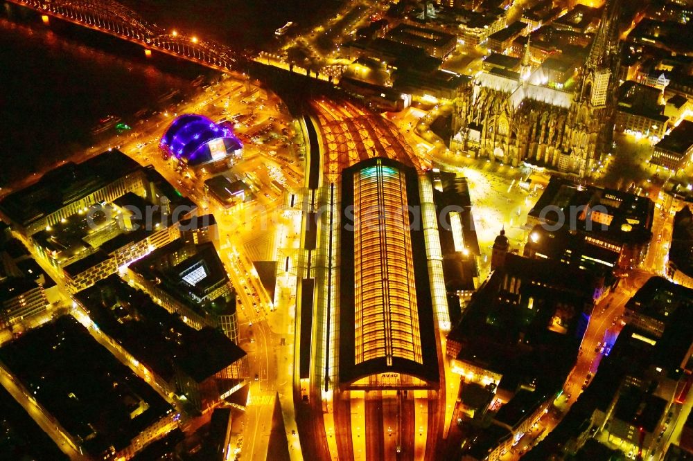 Aerial image at night Köln - Night lighting track progress and building of the main station of the railway in the district Innenstadt in Cologne in the state North Rhine-Westphalia, Germany