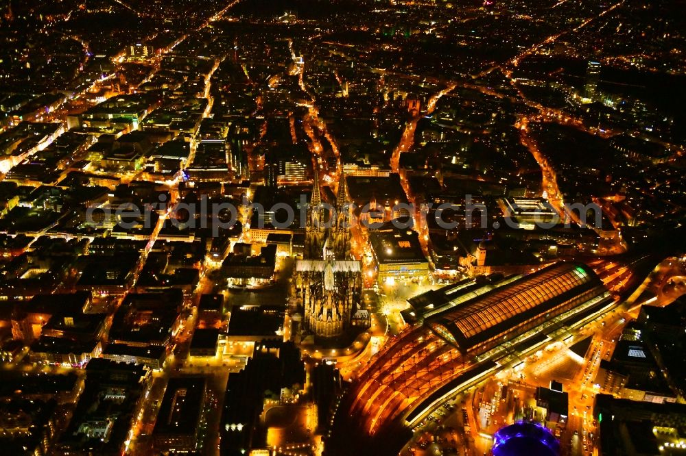 Köln at night from the bird perspective: Night lighting track progress and building of the main station of the railway in the district Innenstadt in Cologne in the state North Rhine-Westphalia, Germany