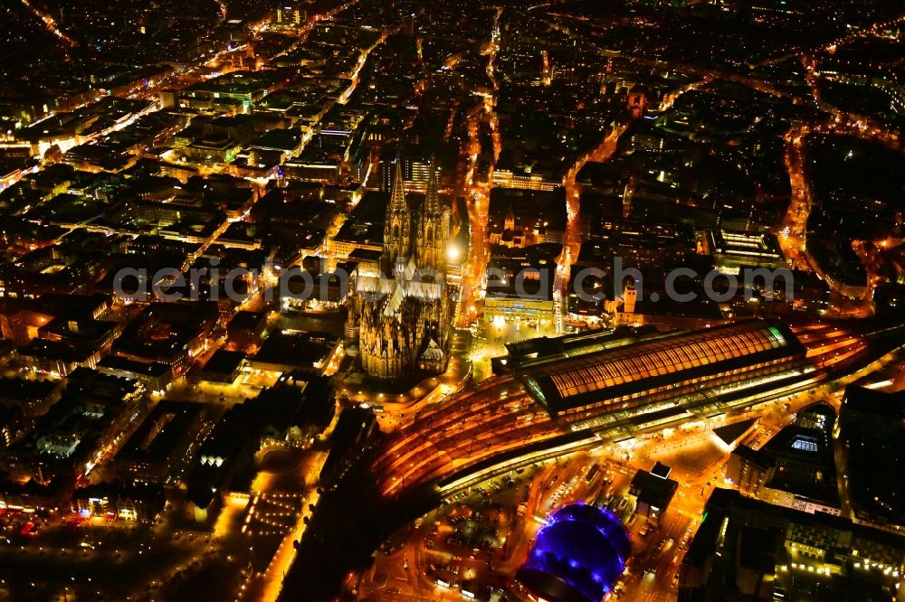 Aerial photograph at night Köln - Night lighting track progress and building of the main station of the railway in the district Innenstadt in Cologne in the state North Rhine-Westphalia, Germany