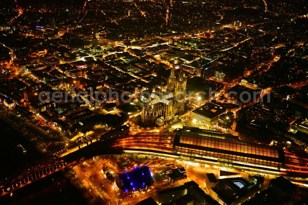 Aerial image at night Köln - Night lighting track progress and building of the main station of the railway in the district Innenstadt in Cologne in the state North Rhine-Westphalia, Germany