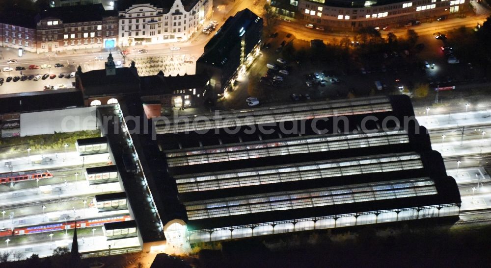 Lübeck at night from the bird perspective: Night view track progress and building of the main station of the railway in the district Sankt Lorenz Sued in Luebeck in the state Schleswig-Holstein