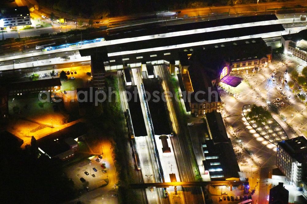 Osnabrück at night from the bird perspective: Night lighting Track progress and building of the main station of the railway in the district Innenstadt in Osnabrueck in the state Lower Saxony, Germany