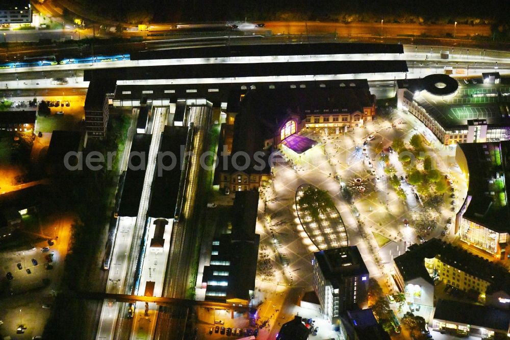 Aerial photograph at night Osnabrück - Night lighting Track progress and building of the main station of the railway in the district Innenstadt in Osnabrueck in the state Lower Saxony, Germany