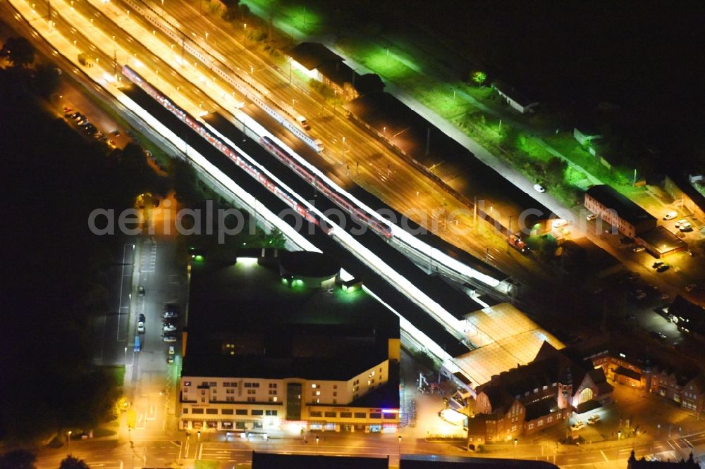 Stralsund at night from the bird perspective: Night lighting Track progress and building of the main station of the railway in Stralsund in the state Mecklenburg - Western Pomerania, Germany