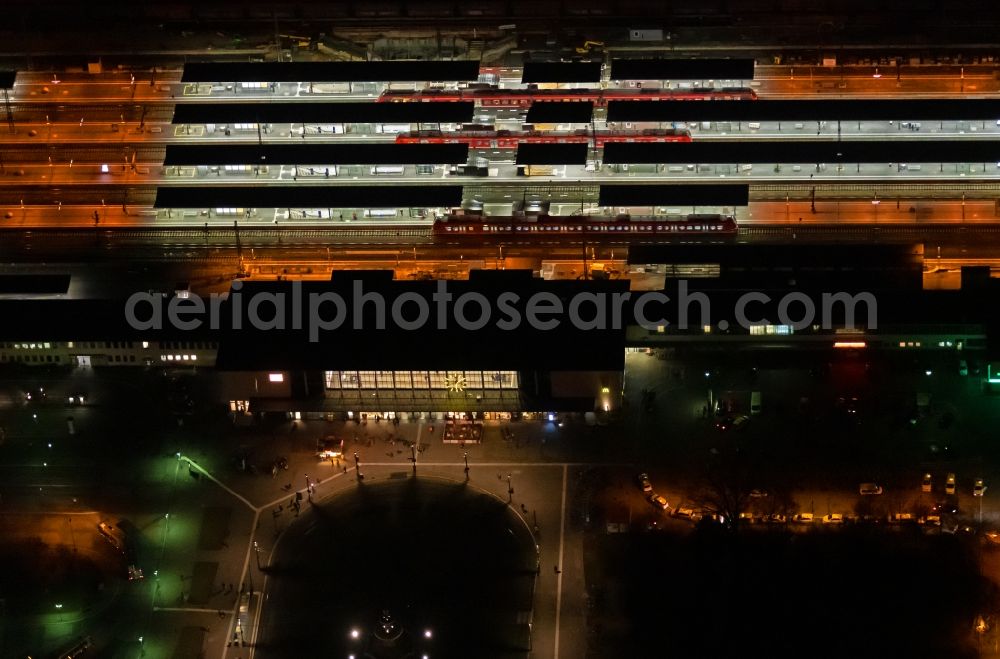 Aerial photograph at night Würzburg - Night lighting track progress and building of the main station of the railway in Wuerzburg in the state Bavaria, Germany