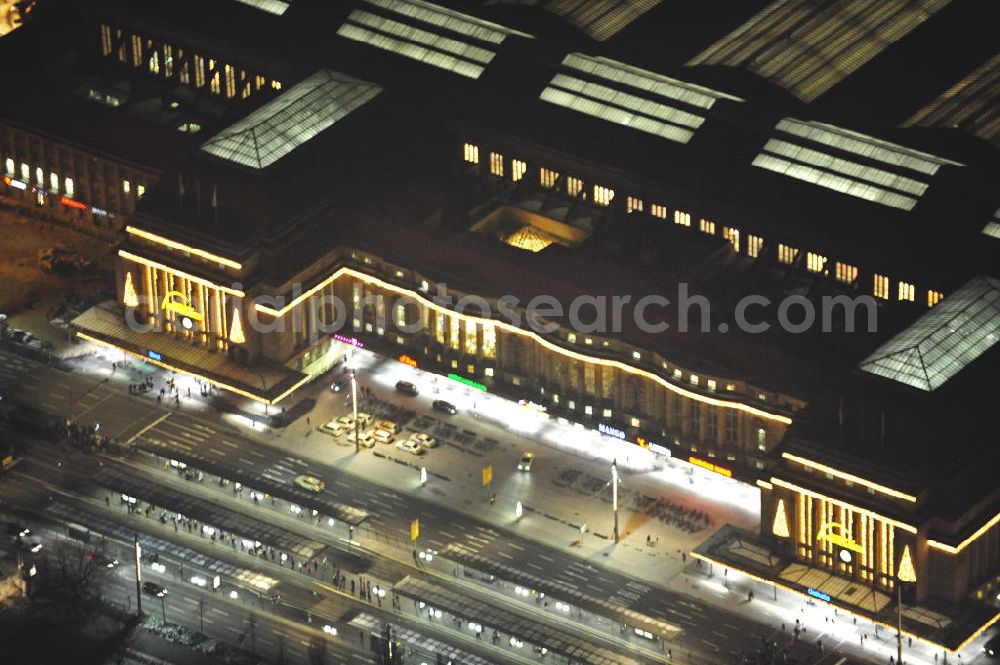 Aerial image at night Leipzig - Nachtaufnahme des Leipziger Hauptbahnhof und des Einkaufszentrums in den Promenaden des Bahnhofs. Der Bahnhof wurde in der zweiten Hälfte der 1990er Jahre umfassend saniert. Der Umbau wurde von der ECE-Gruppe konzipiert, welche auch das Einkaufszentrum verwaltet. Night shot of the Leipzig Central Station and the shopping center Promendaden.