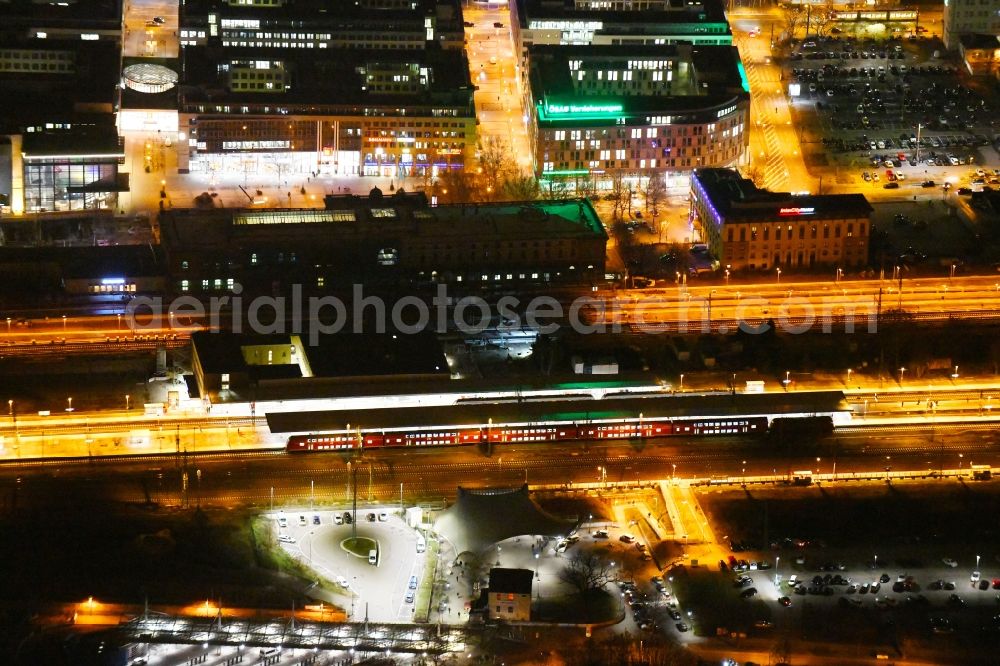 Magdeburg at night from the bird perspective: Night lighting Track progress and building of the main station of the railway in the district Zentrum in Magdeburg in the state Saxony-Anhalt, Germany