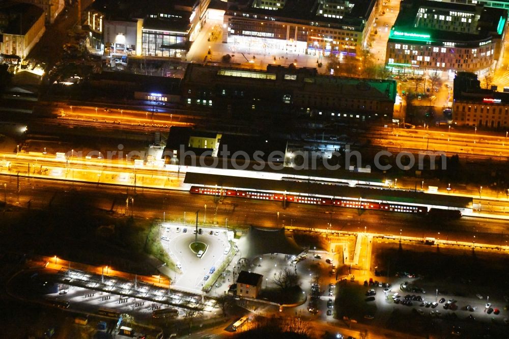 Aerial photograph at night Magdeburg - Night lighting Track progress and building of the main station of the railway in the district Zentrum in Magdeburg in the state Saxony-Anhalt, Germany