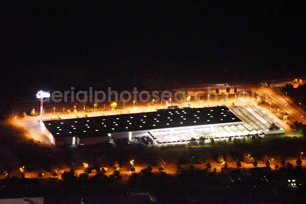 Aerial image at night Hoppegarten - Night view Hellweg construction market at the Handwerkerstrasse in Hoppegarten in the state of Brandenburg