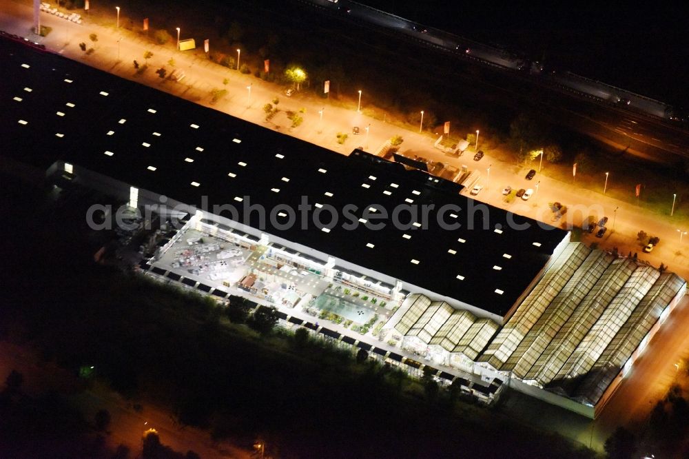 Hoppegarten at night from the bird perspective: Night view Hellweg construction market at the Handwerkerstrasse in Hoppegarten in the state of Brandenburg