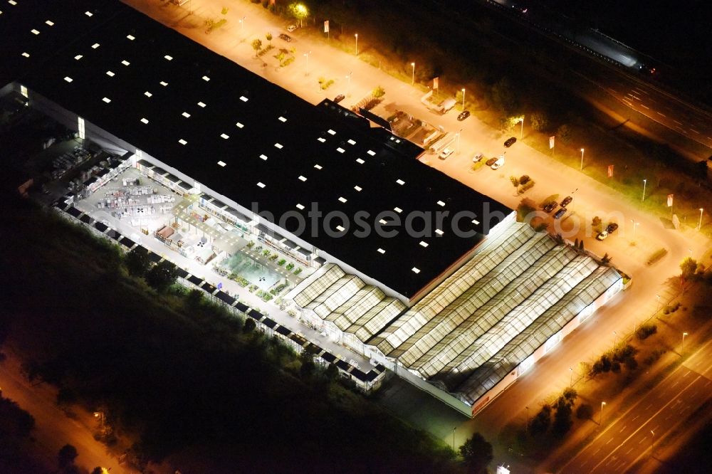 Aerial photograph at night Hoppegarten - Night view Hellweg construction market at the Handwerkerstrasse in Hoppegarten in the state of Brandenburg