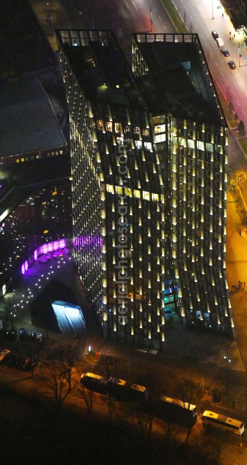 Aerial photograph at night Hamburg - Night lighting skyscraper - Ensemble - complex Dancing Towers on the Reeperbahn in the district St. Pauli in Hamburg