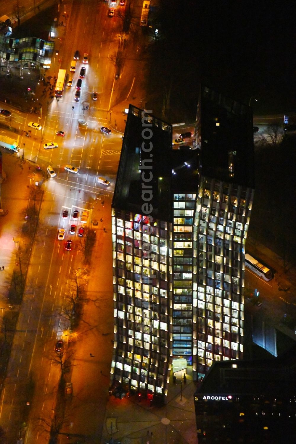 Aerial photograph at night Hamburg - Night lighting high-rise ensemble of Tanzende Tuerme on corner Reeperbahn - Zirkusweg in the district Sankt Pauli in Hamburg, Germany