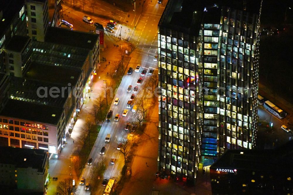 Aerial photograph at night Hamburg - Night lighting high-rise ensemble of Tanzende Tuerme on corner Reeperbahn - Zirkusweg in the district Sankt Pauli in Hamburg, Germany