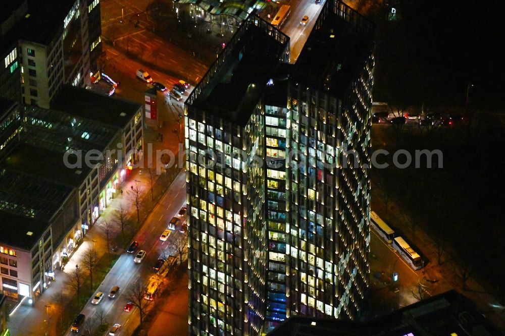 Aerial image at night Hamburg - Night lighting high-rise ensemble of Tanzende Tuerme on corner Reeperbahn - Zirkusweg in the district Sankt Pauli in Hamburg, Germany