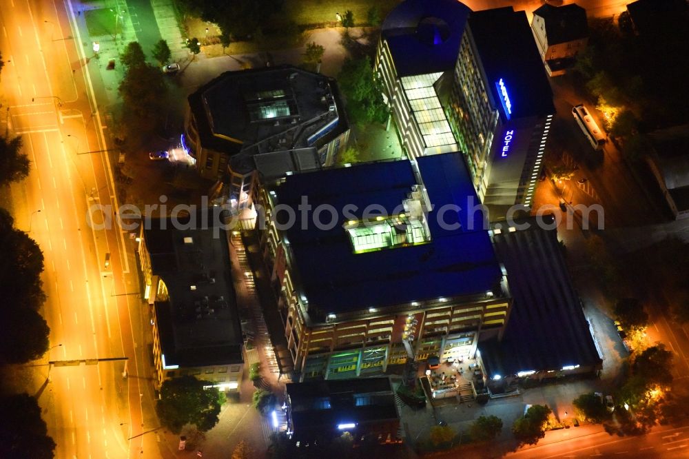 Neubrandenburg at night from the bird perspective: Night lighting High-rise building of the hotel complex Hotel Am Ring on Grosse Krauthoeferstrasse in Neubrandenburg in the state Mecklenburg - Western Pomerania, Germany