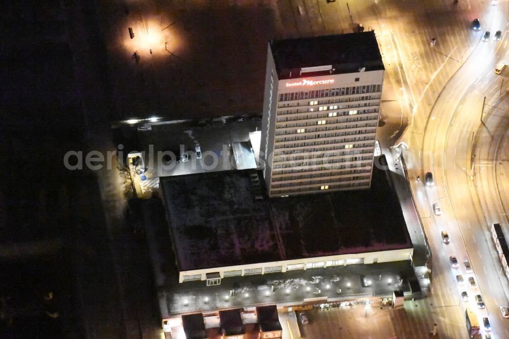 Aerial photograph at night Potsdam - Night view high-rise building of the hotel complex Mercure Hotel Potsdam City an der Lange Bruecke in the district Innenstadt in Potsdam in the state Brandenburg