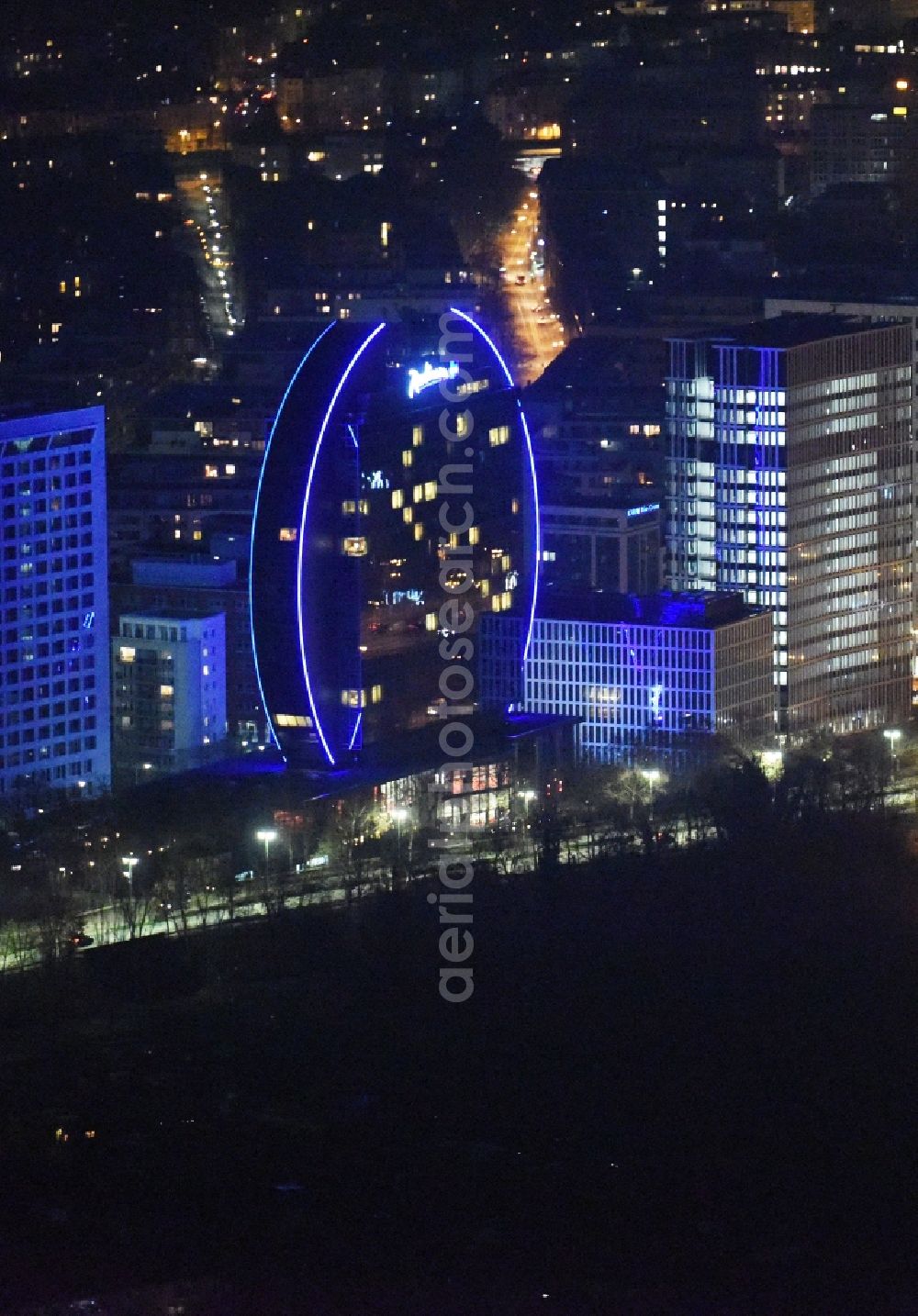 Aerial image at night Frankfurt am Main - Night view High-rise building of the hotel complex Radisson Blu Hotel an der Franklinstrasse in Frankfurt in the state Hesse