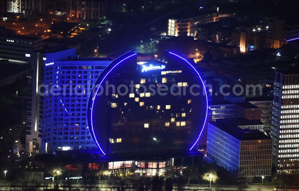 Frankfurt am Main at night from the bird perspective: Night view High-rise building of the hotel complex Radisson Blu Hotel an der Franklinstrasse in Frankfurt in the state Hesse