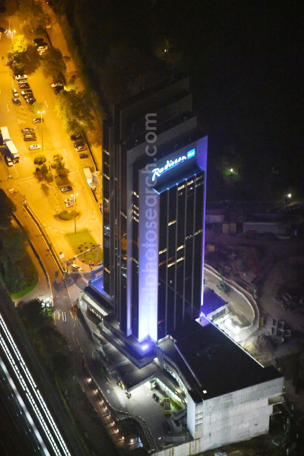 Hamburg at night from the bird perspective: Night lighting High-rise building of the hotel complex Radisson Blu on Marseiller Strasse in Hamburg, Germany