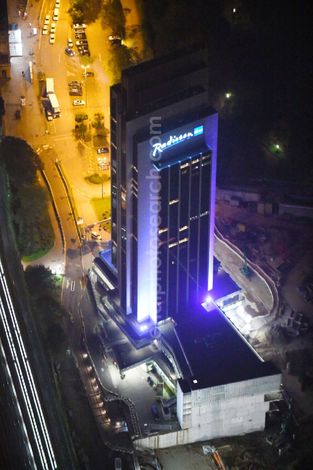 Aerial photograph at night Hamburg - Night lighting High-rise building of the hotel complex Radisson Blu on Marseiller Strasse in Hamburg, Germany