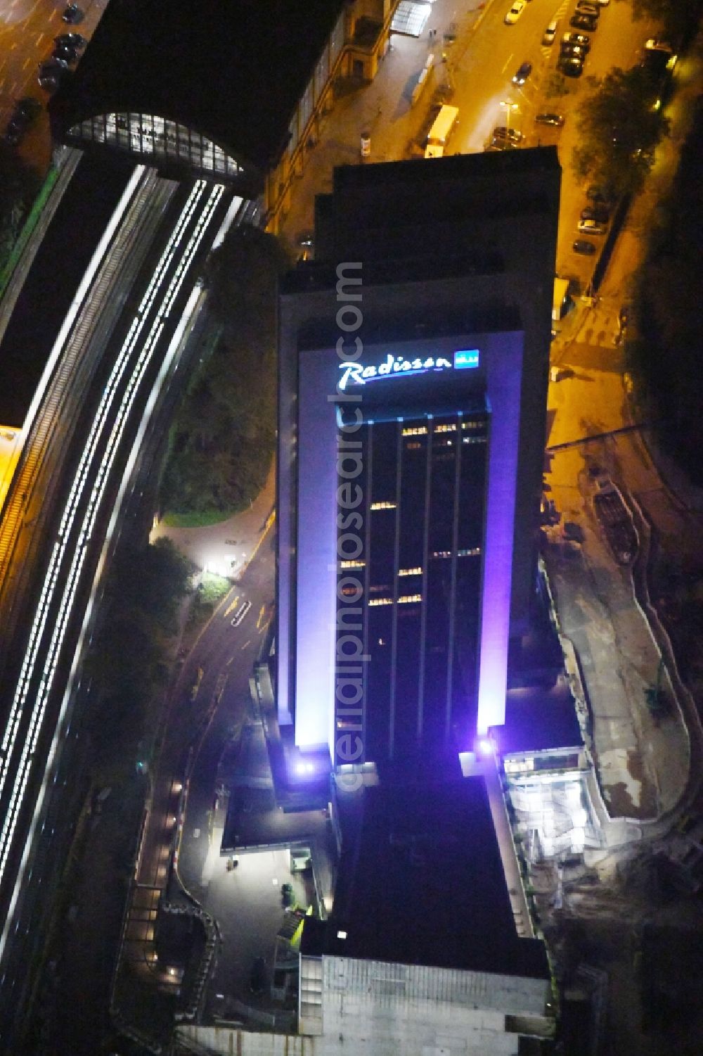 Hamburg at night from the bird perspective: Night lighting High-rise building of the hotel complex Radisson Blu on Marseiller Strasse in Hamburg, Germany