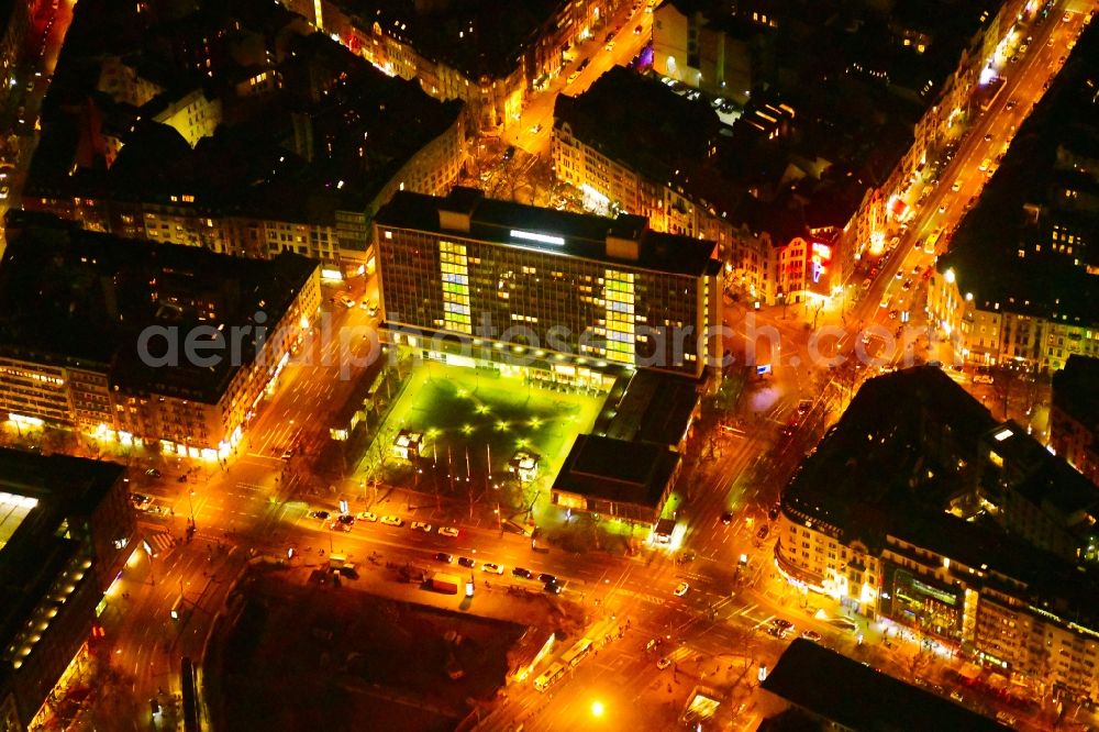 Aerial photograph at night Köln - Night lighting high-rise building of the hotel complex Steigenberger Hotel Koeln in the district Zentrum in Cologne in the state North Rhine-Westphalia, Germany