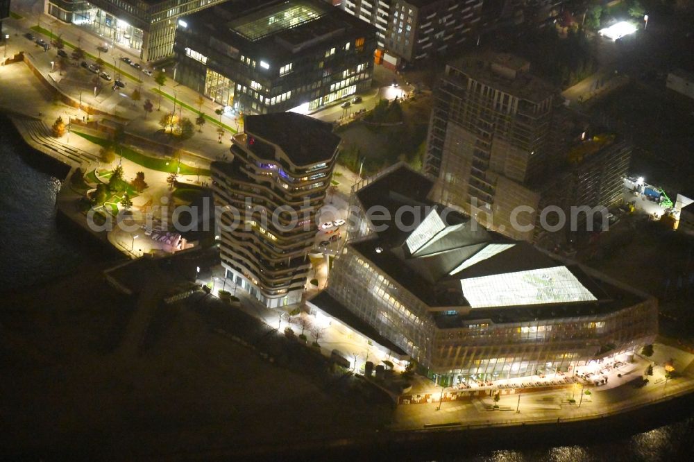 Hamburg at night from the bird perspective: Night lighting High-rise buildings Marco-Polo-Tower of Unilever Deutschland Holding GmbH in the district HafenCity in Hamburg, Germany