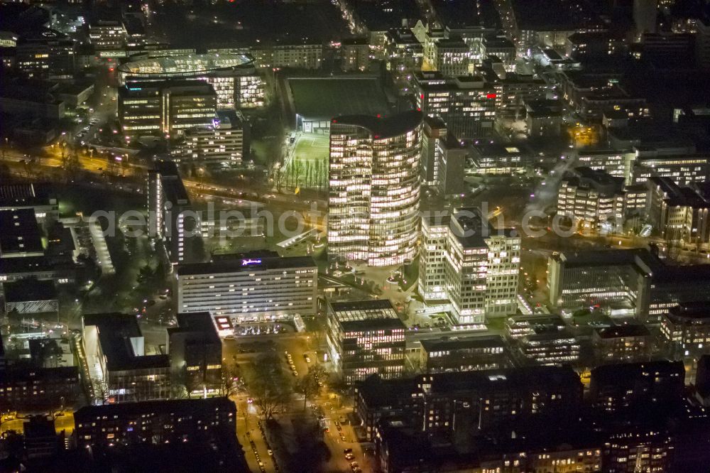 Aerial image at night Düsseldorf - Night lighting office buildings and commercial high-rise complex Sky Office on street Kennedydamm in the district Golzheim in Duesseldorf at Ruhrgebiet in the state North Rhine-Westphalia, Germany