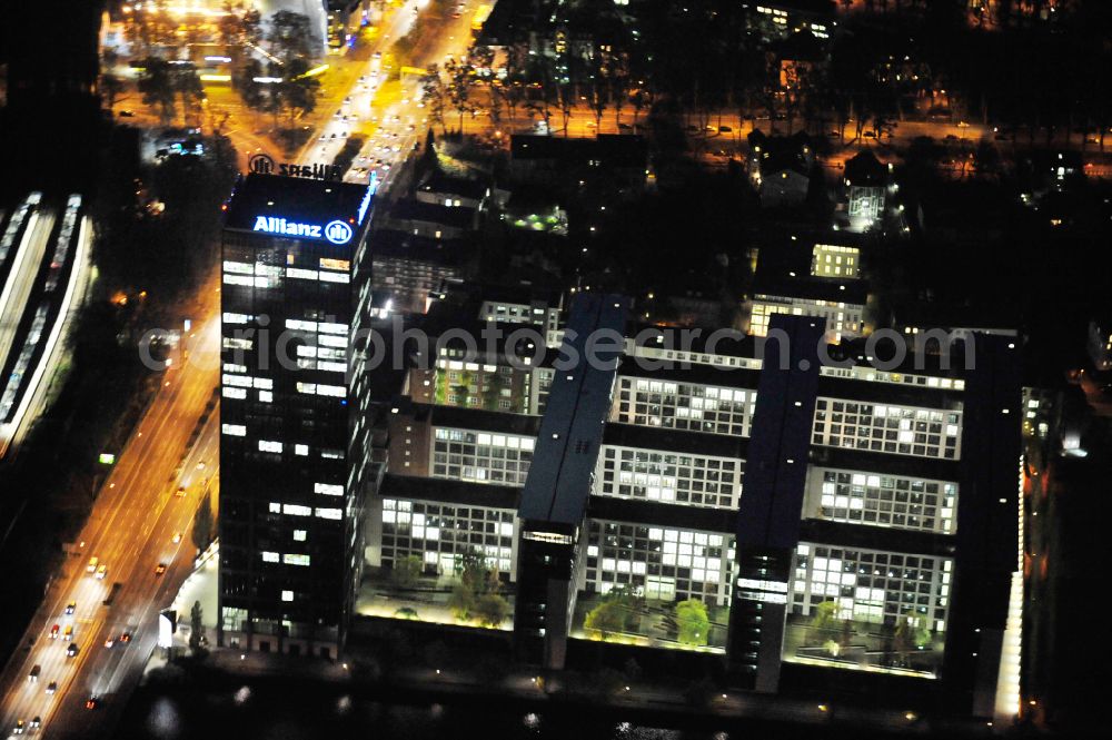 Berlin at night from the bird perspective: Night lighting office buildings and commercial high-rise complex Treptower on street An den Treptowers in the district Treptow in Berlin, Germany