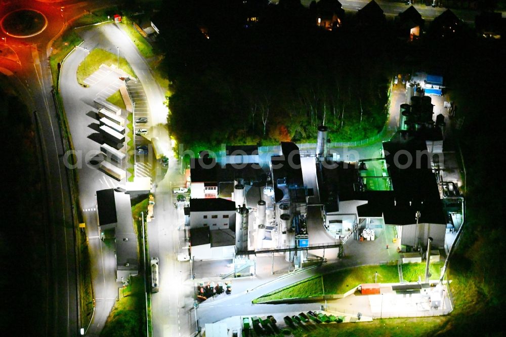 Aerial image at night Bexbach - Night lighting building and production halls on the premises Fuchs & Hoffmann Kakaoprodukte GmbH in Bexbach in the state Saarland, Germany