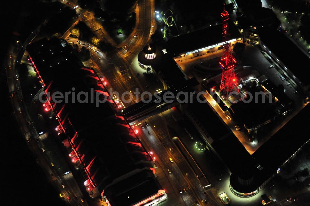 Berlin at night from the bird perspective: Nachtaufnahme: Internationales Congress Centrum ICC am Messegelände mit Funkturm und Avus in Charlottenburg. Night Shot: Internationales Congress Centrum ICC at the fairground with radio tower and Avus - ring-road in Berlin.