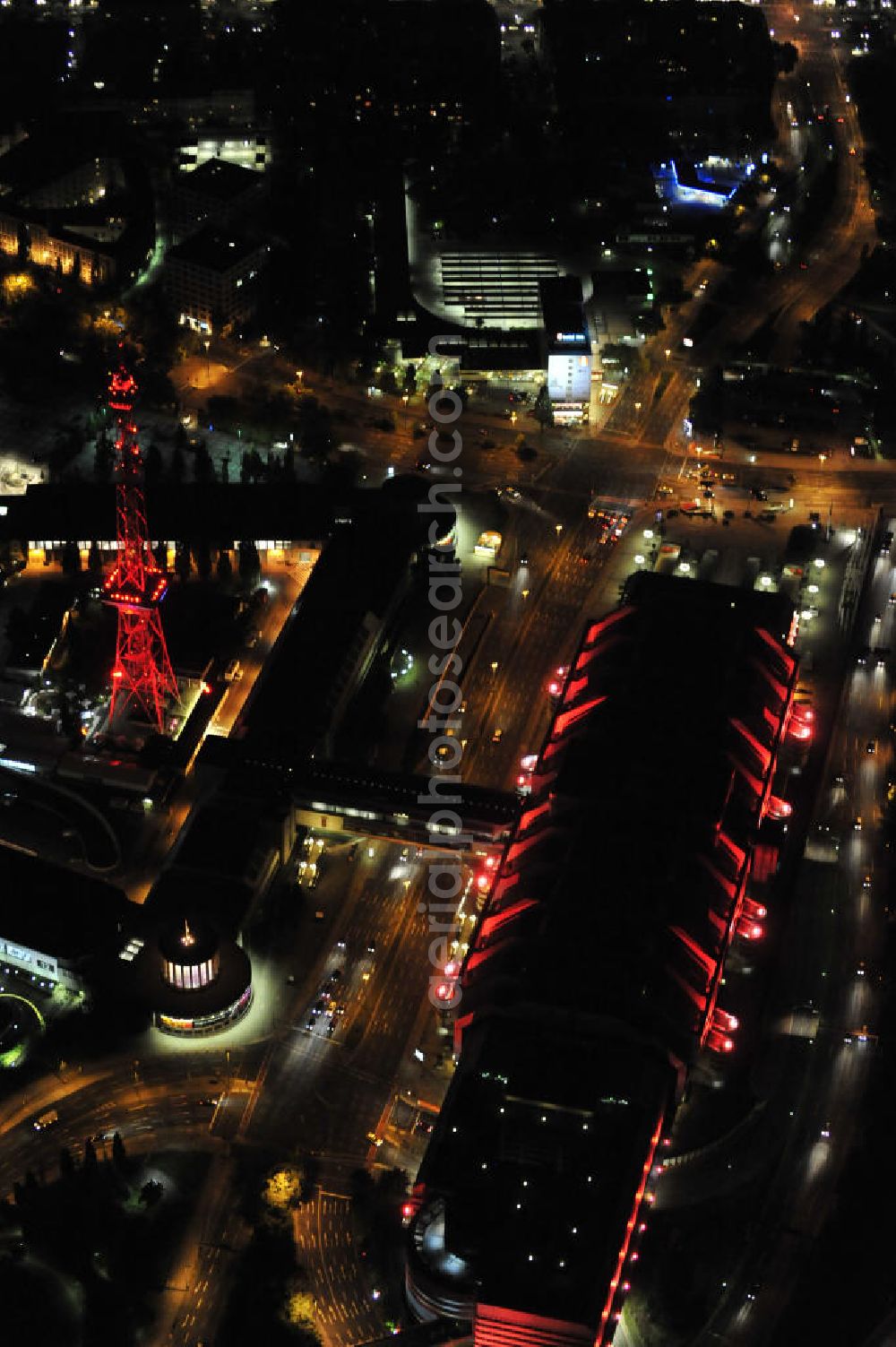 Berlin at night from the bird perspective: Nachtaufnahme: Internationales Congress Centrum ICC am Messegelände mit Funkturm und Avus in Charlottenburg. Night Shot: Internationales Congress Centrum ICC at the fairground with radio tower and Avus - ring-road in Berlin.