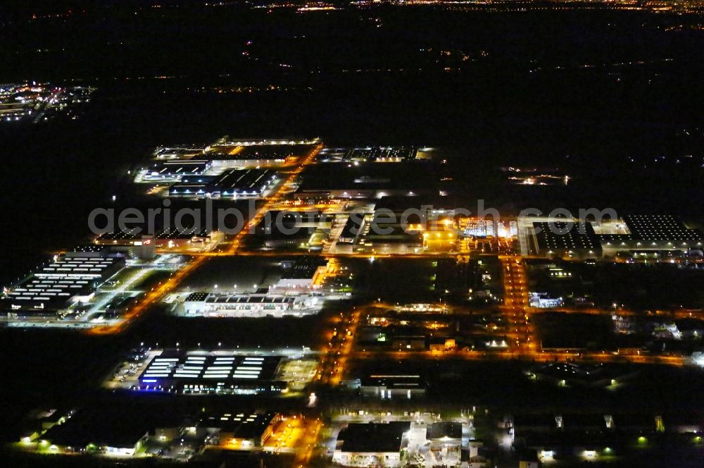 Arnstadt at night from the bird perspective: Night lighting Industrial and commercial area Erfurter Kreuz in Arnstadt in the state Thuringia, Germany