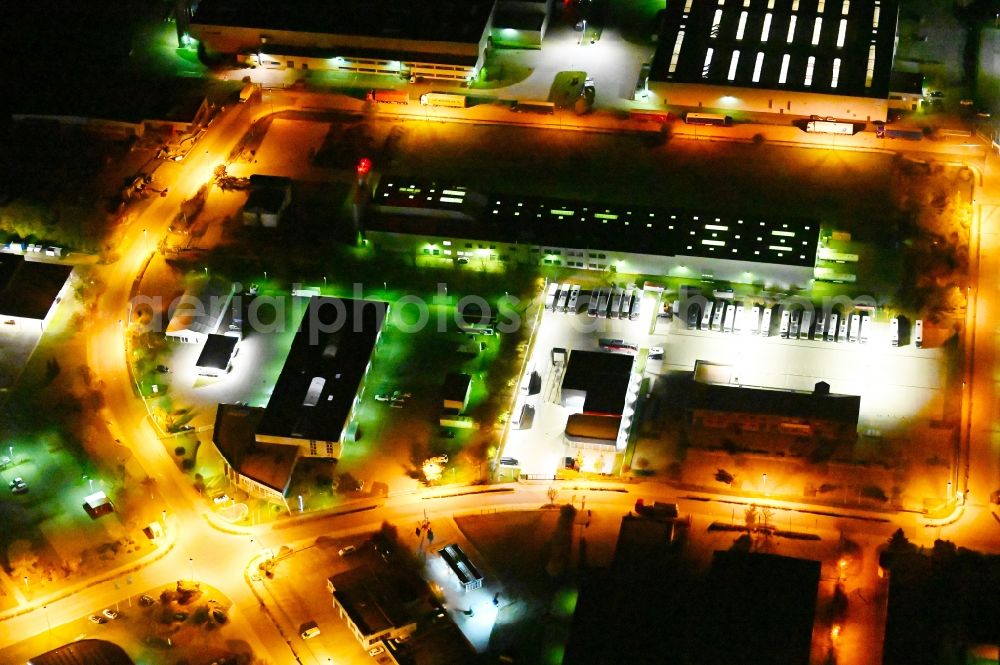 Aschersleben at night from the bird perspective: Night lighting industrial and commercial area Hertzstrasse - Ottostrasse in Aschersleben in the state Saxony-Anhalt, Germany