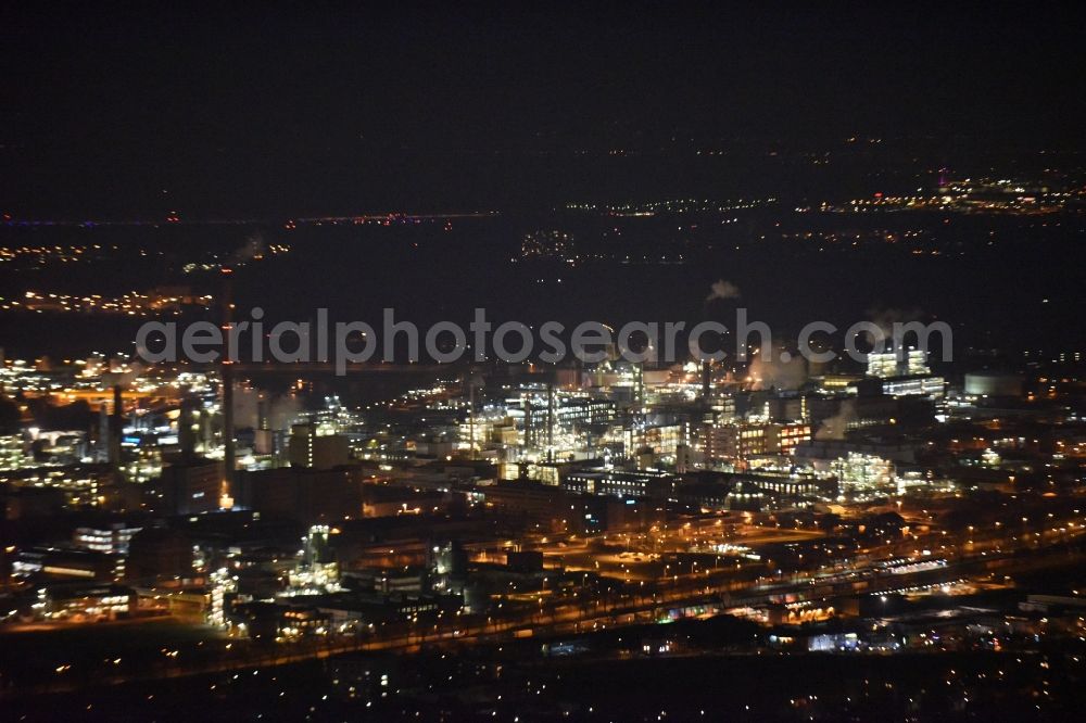 Frankfurt am Main at night from the bird perspective: Night view Equipment in the industrial area Industriepark auf dem Werksgelaende der ehemaligen Farbwerke Hoechst AG in Frankfurt in the state Hesse