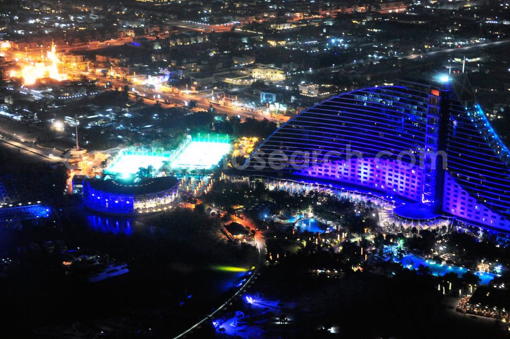 Aerial image at night Dubai - Blick auf das Jumeirah Hotel und den Pavillon Marina & Sports Club in Dubai bei Nacht. Im Hintergrund die Stadt Dubai als Nachtaufnahme. View of the Jumeirah and the Pavilion Marina & Sports Club in Dubai at night. In the background the city Dubai as night photograph.