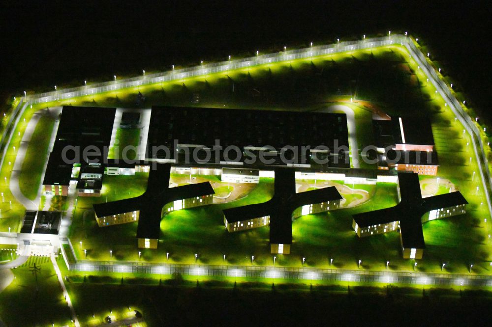 Großbeeren at night from the bird perspective: Night lighting prison Heidering Grossbeeren in Teltow-Flaming in Brandenburg