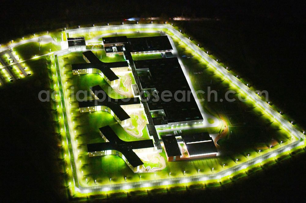 Großbeeren at night from the bird perspective: Night lighting prison Heidering Grossbeeren in Teltow-Flaming in Brandenburg