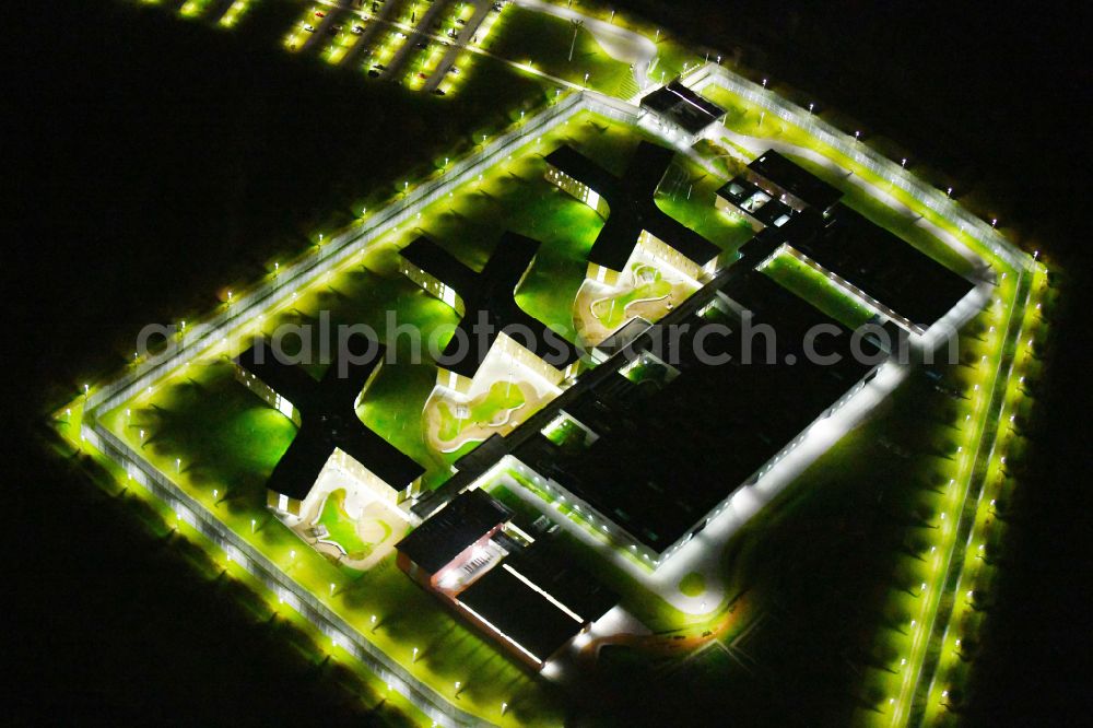 Großbeeren at night from the bird perspective: Night lighting prison Heidering Grossbeeren in Teltow-Flaming in Brandenburg