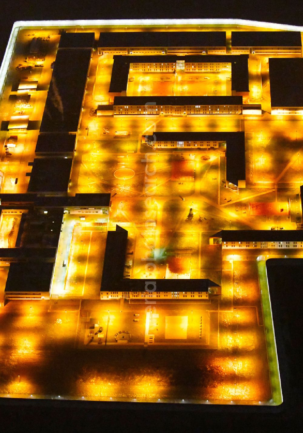 Hamburg at night from the bird perspective: Night lighting prison grounds and high security fence Prison Justizvollzugsanstalt Billwerder on Dweerlandweg in the district Billwerder in Hamburg, Germany