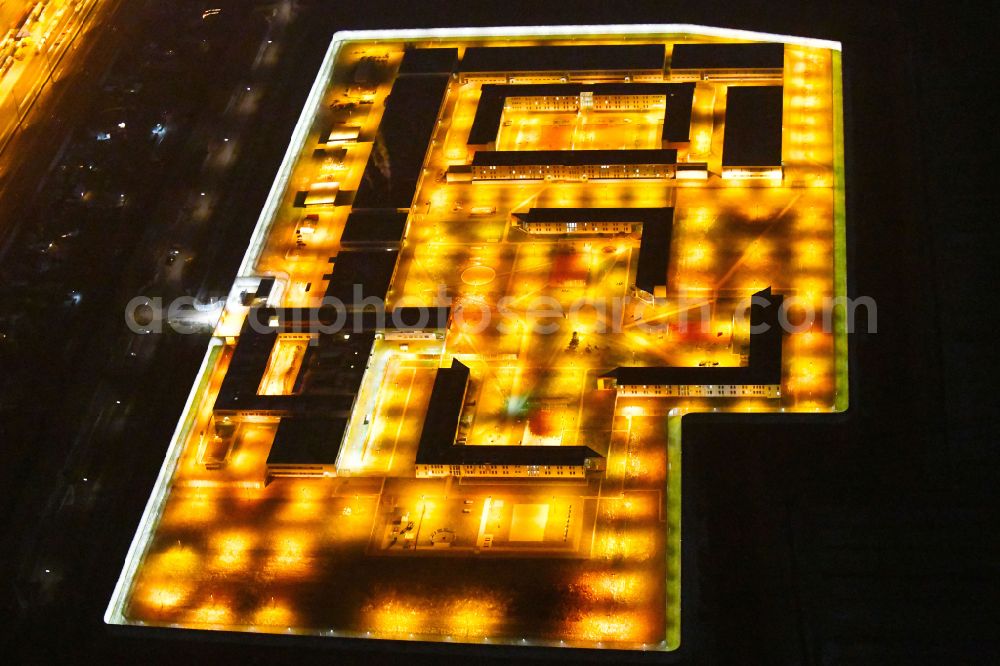 Aerial photograph at night Hamburg - Night lighting prison grounds and high security fence Prison Justizvollzugsanstalt Billwerder on Dweerlandweg in the district Billwerder in Hamburg, Germany